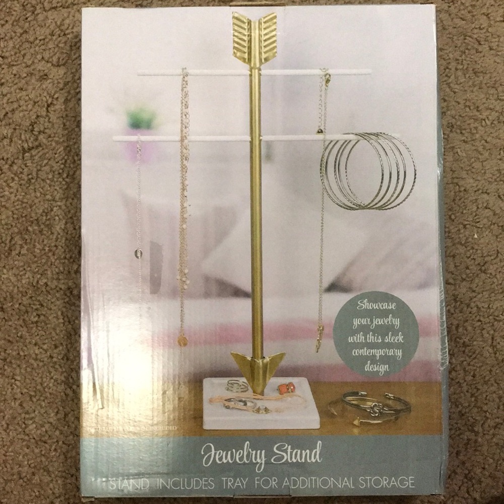 Arrow shaped jewelry stand